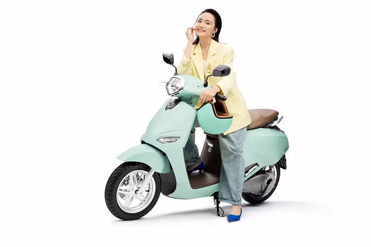 Đặc biệt, mẫu xe máy điện Vinfast Vento lần đầu tiên tại thị trường Việt Nam sử dụng động cơ đặt bên (Side Motor) thế hệ mới. Ưu điểm của động cơ đặt bên là momen xoắn không bị tác động trực tiếp lên bánh xe, giúp tối đa khả năng vận hành.