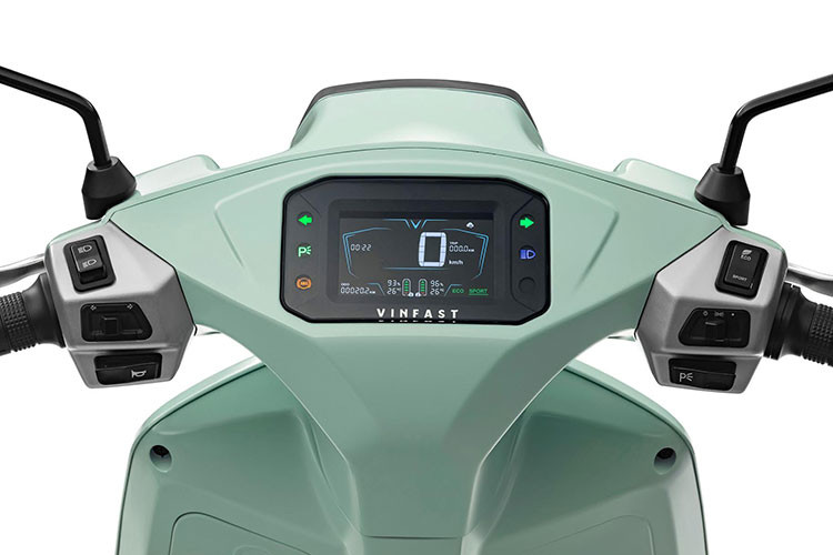 Ngoài ra, VinFast cũng trang bị cho Vento các công nghệ thông minh, hiện đại hàng đầu thế giới như quản lý hành trình, chống trộm, GPS, tìm điểm sạc, đánh giá tình trạng xe…thông qua ứng dụng VF Escooter, công nghệ phanh ABS Continental cùng tiêu chuẩn chống nước và bụi IP67 cao nhất trên thị trường... nhằm đảm bảo an toàn tối đa trong quá trình vận hành.