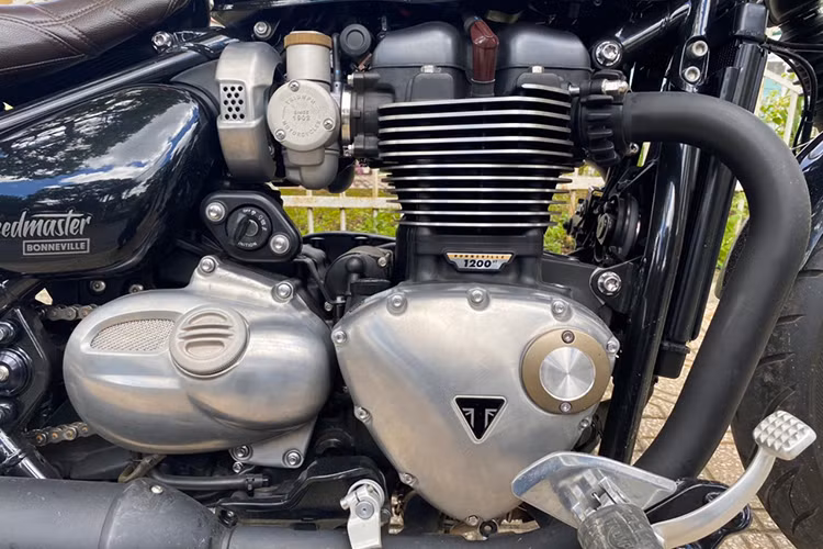 Bonneville Speedmaster nhà Triumph sở hữu bộ khung sườn tương tự mẫu Bobber. Tuy nhiên, bộ khung sau đã được thay mới nhằm chịu lực tốt hơn khi chở người ngồi sau. Yên xe được hạ thấp hơn phiên bản trước một chút để phù hợp hơn với vóc dáng người châu Á, tay lái được làm rộng ra.