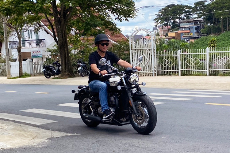 Một số công nghệ hiện đại nổi bật mà Triumph trang bị trên Bonneville Speedmaster mới có thể kể tới như: hệ thống tay ga điện Throttle-by-wire, 2 chế độ lái Road và Rain, Cruise Control, Traction Control được trang bị mặc định. Xe sử dụng động cơ xy-lanh đôi thẳng đứng, làm mát bằng chất lỏng tương tự như thế hệ trước.