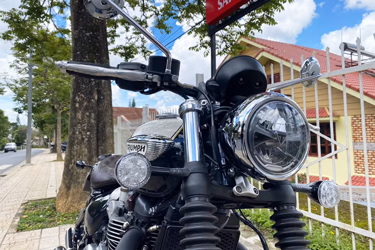 Xe được trang bị đèn pha hình tròn với công nghệ đèn Full-Led cao cấp. Các món đồ chơi mang đậm chất cruiser đi kèm theo xe bao gồm: kính chắn gió, yên xe đơn, bao đựng đồ hai bên sườn đồ chơi dành cho đi tour... vẫn được hãng xe môtô Triumph trang bị đầy đủ.