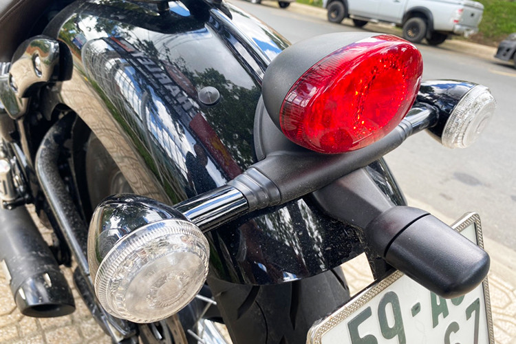 Phần yên sau có thể tháo rời và thêm chi tiết khung phụ để lắp thêm các phụ kiện,... cụm đèn hậu dạng led hiện đại nhưng vẫn mang DNA của dòng Bonneville cổ điển nhà Triumph thế hệ trước, với xi nhan tách rời.