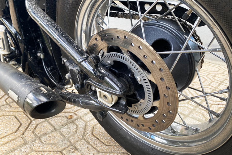 Hệ thống treo phía trước của Bonneville Speedmaster 2019 là một cặp phuộc lồng 41 mm với hành trình 90 mm, trong khi phía sau của chiếc cruiser mới này là phuộc đơn dạng monoshock đặt ẩn dưới yên, có thể điều chỉnh, hành trình 73 mm. Bên cạnh đó, hệ thống ống xả đôi cũng được thiết kế khá mạnh mẽ và cho tiếng nổ phấn khích.