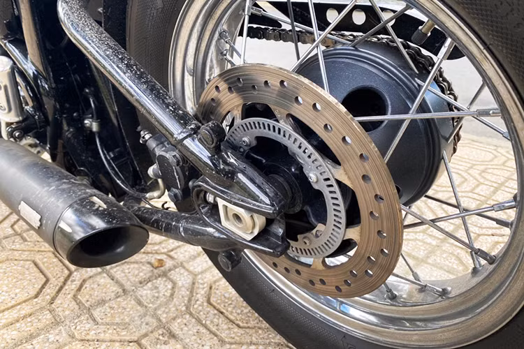 Hệ thống treo phía trước của Bonneville Speedmaster 2019 là một cặp phuộc lồng 41 mm với hành trình 90 mm, trong khi phía sau của chiếc cruiser mới này là phuộc đơn dạng monoshock đặt ẩn dưới yên, có thể điều chỉnh, hành trình 73 mm. Bên cạnh đó, hệ thống ống xả đôi cũng được thiết kế khá mạnh mẽ và cho tiếng nổ phấn khích.