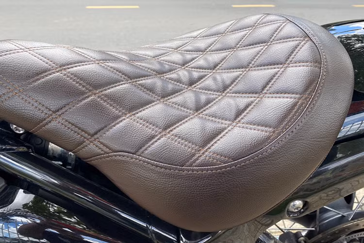 Những thay đổi đáng chú ý như phần yên xe được hạ thấp xuống còn 71 cm, tay lái rộng và ngã về phía sau, gác chân trước được đẩy ra phía trước, mang lại tư thế ngồi thoải mái hơn thế hệ cũ, đúng với phong cách Cruiser.