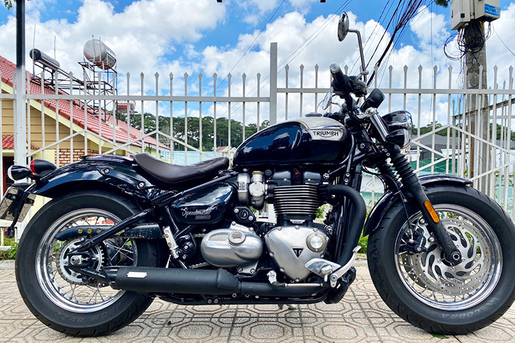 Triumph Bonneville Speedmaster 2019 mới có thiết kế tổng thể khá tương đồng với "người anh em" Bonneville Bobber hiện đã bán ra tại Việt Nam. Tuy nhiên, xe vẫn có những điểm nhấn riêng biệt. Về thiết kế, Bonneville Speedmaster vẫn theo đuổi phong cách cổ điển vốn có.