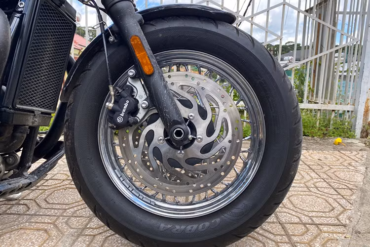 Mẫu Cruiser mới nhà Triumph vẫn sử dụng bộ vành dạng nhiều nan căm kích thước 16 inch. Ở phía trước, hãng motor Anh quốc trang bị phanh đĩa đôi, đường kính 310 mm. Cùm phanh hàng hiệu Brembo. Trong khi phía sau dùng đĩa đơn, cùm phanh 1 piston. Ngoài ra, Speedmaster 2019 cũng được trang bị sẵn ABS tiêu chuẩn.