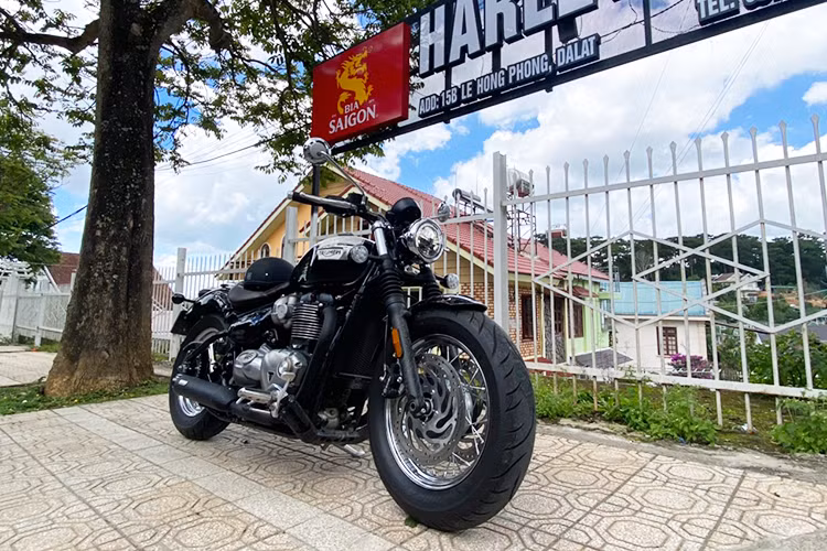 Giá xe Triumph Bonneville Speedmaster mới chính hãng tại Việt Nam từ 569 triệu đồng, cho phép tùy chọn màu Jet Black, Cranberry Red và Fusion White &amp; Phantom Black. Các đối thủ đáng gờm của mẫu xe này chính là Harley-Davidson 1200 Custom và Indian Scout Sixty.