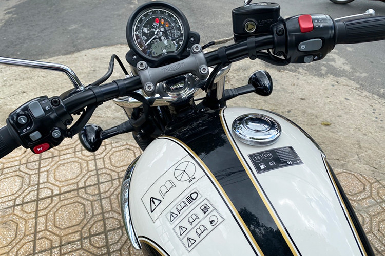 Triumph Bonneville Speedmaster 2019 chỉ có duy nhất một đồng hồ báo công-tơ-mét, kèm theo một màn hình LCD đơn sắc nhỏ nằm thấp phía dưới. Thiết kế của đồng hồ này được Triumph lấy nguyên từ dòng Bonneville Bobber. Đồng hồ này cũng có khả năng điều chỉnh góc nghiêng, thay vì gắn cố định.