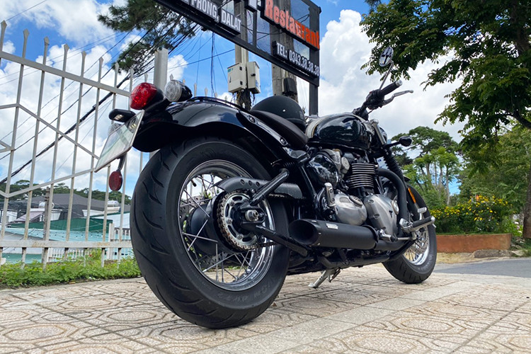 Trên khối động cơ mới được trang bị cho Bonneville Speedmaster, mức mô-men xoắn đã được tăng lên 42% so với phiên bản tiền nhiệm, và 10% đối với chiếc Bonneville T120 hiện tại. Và tương tự đối với công suất là 25% và 10%.