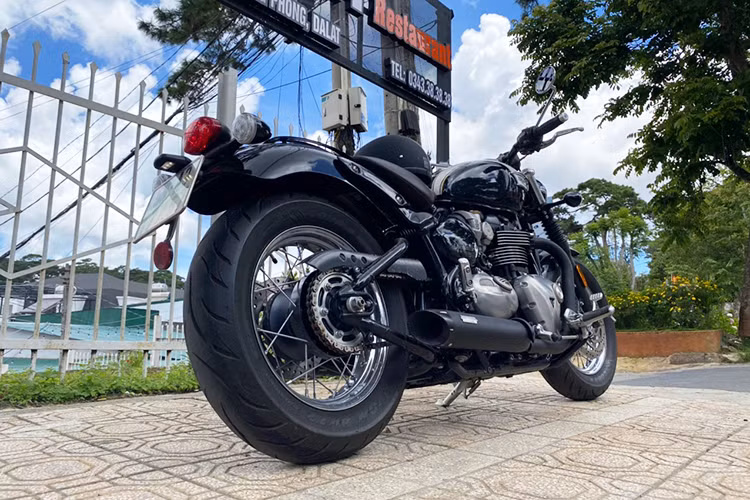 Trên khối động cơ mới được trang bị cho Bonneville Speedmaster, mức mô-men xoắn đã được tăng lên 42% so với phiên bản tiền nhiệm, và 10% đối với chiếc Bonneville T120 hiện tại. Và tương tự đối với công suất là 25% và 10%.