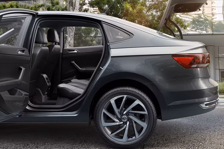 Virtus sẽ được trang bị 2 phiên bản động cơ khác nhau. Trong đó, lựa chọn đầu tiên có máy xăng 1.6l nạp khí tự nhiên, đem tới công suất 117 mã lực và mô-men xoắn 162Nm. Ngoài ra xe còn được trang bị động cơ 1.0l TSI tăng áp và có khả năng dùng 2 loại nhiên liệu ethanol/xăng. Khi chạy ethanol, công suất tối đa của xe là 128 mã lực trong khi con số này sẽ bị giảm xuống chỉ còn 115 mã lực nếu chạy xăng.