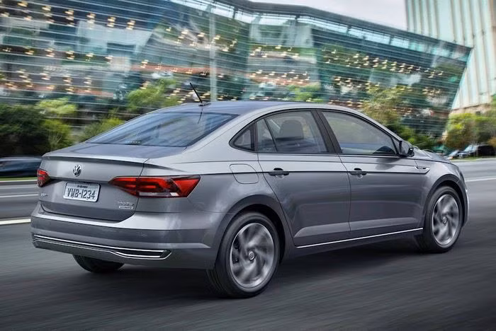 Mọi phiên bản đều sẽ được trang bị hệ dẫn động cầu trước. Tùy từng phiên bản, xe sẽ được trang bị hộp số tự động 6 cấp hoặc số sàn 5 cấp. Hiện tại, Volkswagen chưa công bố giá và thời điểm bán ra chính thức của Virtus nhưng theo giám đốc Volkwagen khu vực Nam Mỹ đã hé lộ rằng mẫu xe này sẽ chính thức có mặt trên thị trường vào tháng 01/2018. 