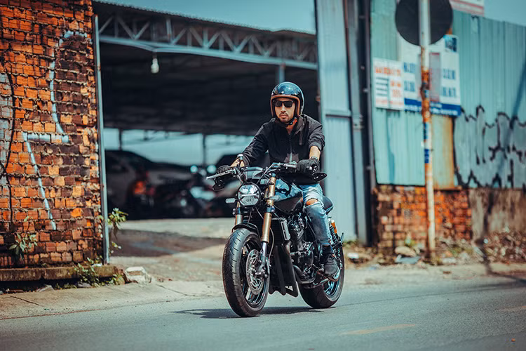 Theo chia sẻ của chủ nhân chiếc xe, sau khi chiếc xe được độ hoàn thành, nó mang đến cảm giác khác lạ hơn nhiều so với nguyên bản - đặc biệt nét cá tính riêng hiện rõ mỗi khi xuất hiện trên đường phố. Mức giá xe Honda CB400SF này sau khi độ không được công bố cụ thể.