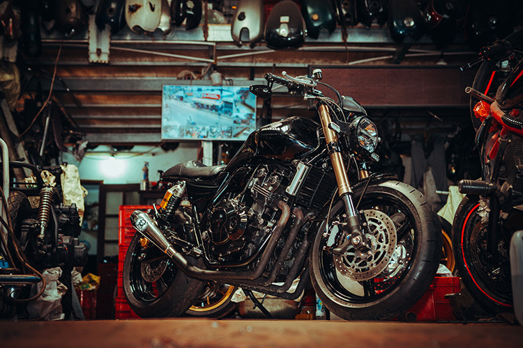 Được biết, chủ nhân của bản độ này là anh Trần Hữu Quang Quý, một dân chơi xe máy tại TP HCM. Anh cho biết: “Mình rất thích dòng xe classic cổ điển, cá tính đặc biệt là phong cách cafe racer. Sau khi tìm hiểu kỹ các dòng xe để độ thì mình quyết định chọn chiếc Honda CB400 đời 2012 này vì nhiều yếu tố, bền bỉ ít lỗi vặt phân khối vừa phải phù hợp để sử dụng hằng ngày."