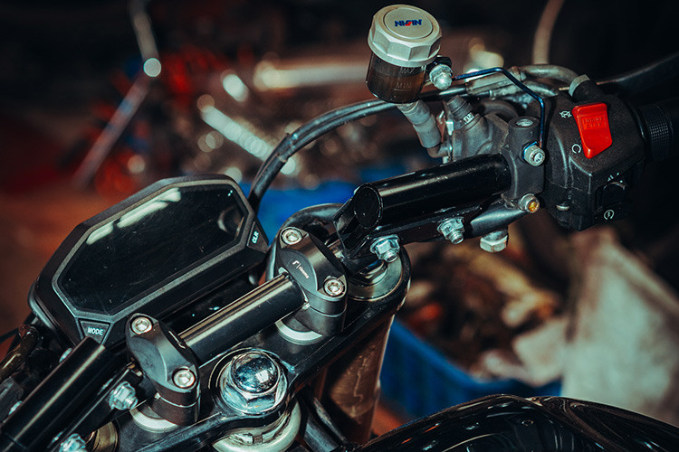 Trao đổi với phóng viên anh Tự Thanh Đa chia sẻ, “ Trong suốt nhiều năm làm nghề, mình đã thực hiện rất nhiều bản độ trên nhiều dòng xe khác nhau, nhưng chiếc Honda CB400 SF vẫn mang đến cảm xúc mỗi khi thực hiện. Cái khó bản độ này làm sao thổi hồn café racer vào xe những không can thiệp qua nhiều vào xe, mục đích giữ lại những nét đẹp vốn có về thiết kế của chiếc Honda CB400 SF huyền thoại này".