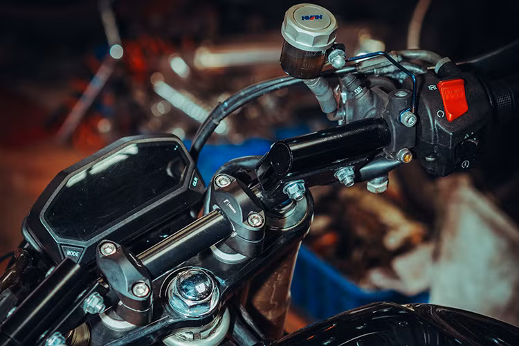 Trao đổi với phóng viên anh Tự Thanh Đa chia sẻ, “ Trong suốt nhiều năm làm nghề, mình đã thực hiện rất nhiều bản độ trên nhiều dòng xe khác nhau, nhưng chiếc Honda CB400 SF vẫn mang đến cảm xúc mỗi khi thực hiện. Cái khó bản độ này làm sao thổi hồn café racer vào xe những không can thiệp qua nhiều vào xe, mục đích giữ lại những nét đẹp vốn có về thiết kế của chiếc Honda CB400 SF huyền thoại này".