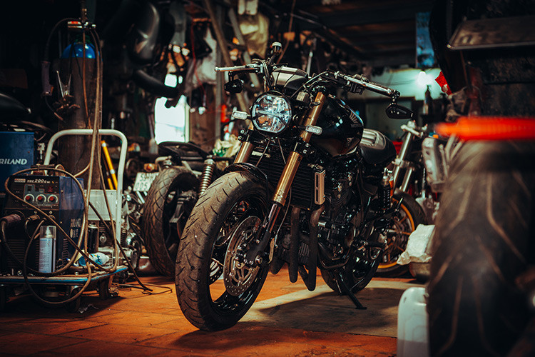 Nhắc đến độ xe theo phong cách Cafe Racer thì không thể không nhắc đến lò độ trứ danh Sài Gòn - Garage Tự Thanh Đa, một trong những xưởng độ đầu tiên độ xe theo phong cách cafe racer tại Việt Nam. Trong bài viết này, chúng tôi xin giới thiệu đến bạn đọcn một chiếc xe Honda CB400SF độ lại theo phong cách cafe racer mạnh mẽ, cá tính.