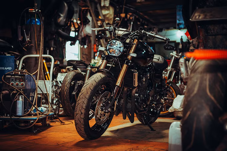 Nhắc đến độ xe theo phong cách Cafe Racer thì không thể không nhắc đến lò độ trứ danh Sài Gòn - Garage Tự Thanh Đa, một trong những xưởng độ đầu tiên độ xe theo phong cách cafe racer tại Việt Nam. Trong bài viết này, chúng tôi xin giới thiệu đến bạn đọcn một chiếc xe Honda CB400SF độ lại theo phong cách cafe racer mạnh mẽ, cá tính.