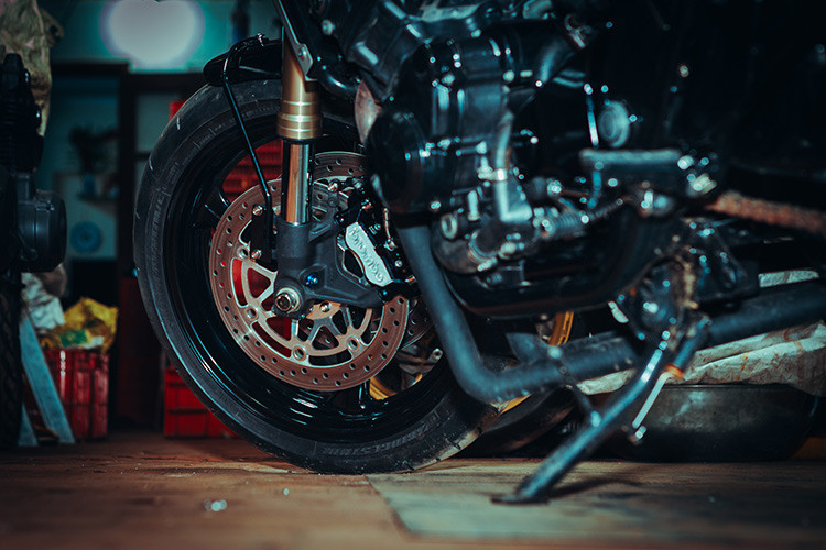 Ngoài ra, hệ thống phanh xe cũng được tinh chỉnh với phanh trước thương hiệu brembo loại 4 pít-tông, tất cả giúp cho dàn chân xe trở nên cứng cáp, góp phần tạo sự ổn hơn định khi vận hành.