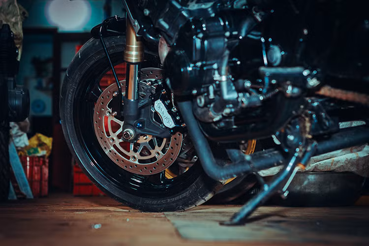 Ngoài ra, hệ thống phanh xe cũng được tinh chỉnh với phanh trước thương hiệu brembo loại 4 pít-tông, tất cả giúp cho dàn chân xe trở nên cứng cáp, góp phần tạo sự ổn hơn định khi vận hành.