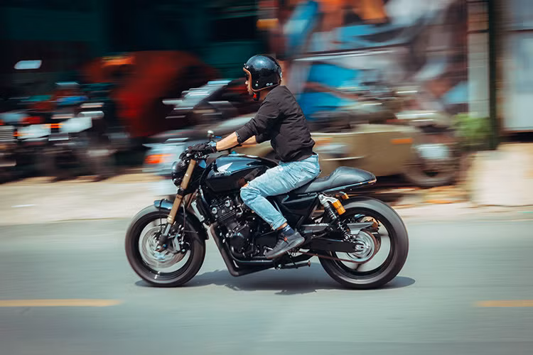 Ngoài ra, cụm ống xả nguyên bản của chiếc Honda CB400 này cũng đã được thay thế bằng ống xả hình quả chùy gia công thủ công, mang đến tiếng máy cảm xúc hơn mỗi khi lăn bánh.