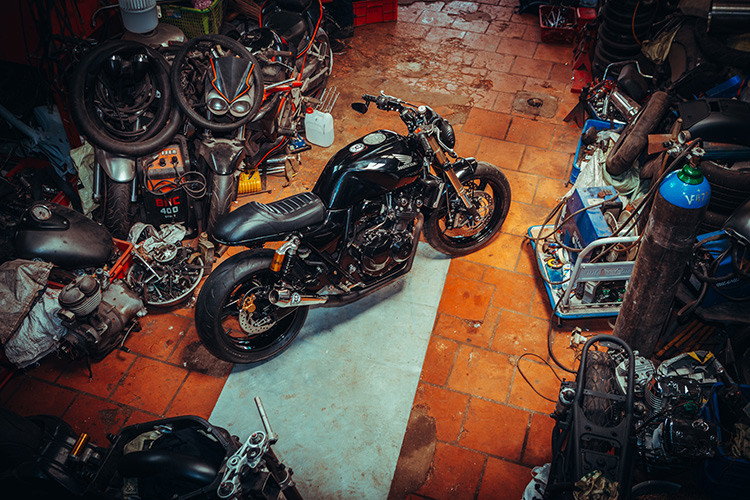 Cũng như những bản độ trước, bản độ café racer Honda CB400SF này không can thiệp đến công suất động cơ. Honda CB400 được trang bị khối động cơ 4 thì, 4 xi-lanh thẳng hàng DOHC, làm mát bằng nước, dung tích 399 phân khối, công suất tối đa 54 hp tại 10.000 vòng/phút và mô-men xoắn cực đại 38 Nm tại 9.500 vòng/phút, tích hợp phun xăng điện tử, đi cùng hộp số 6 cấp.