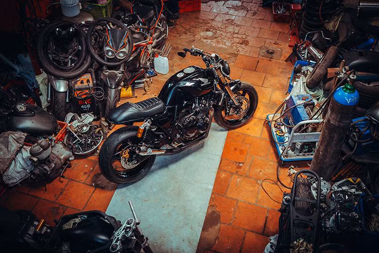 Cũng như những bản độ trước, bản độ café racer Honda CB400SF này không can thiệp đến công suất động cơ. Honda CB400 được trang bị khối động cơ 4 thì, 4 xi-lanh thẳng hàng DOHC, làm mát bằng nước, dung tích 399 phân khối, công suất tối đa 54 hp tại 10.000 vòng/phút và mô-men xoắn cực đại 38 Nm tại 9.500 vòng/phút, tích hợp phun xăng điện tử, đi cùng hộp số 6 cấp.