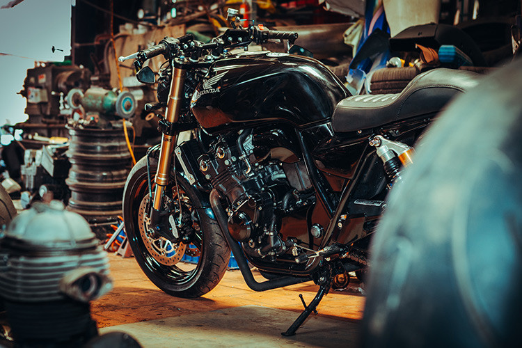 Phía trước, cụm đèn pha nguyên bản và đèn xi nhan đã dược thay thế mới. Tuy vẫn là đèn pha dạng tròn nhưng đèn pha mới dạng LED rất hiện đại. Bên cạnh là đèn xi nhan LED kích thước nhỏ, phía dưới là dè trước được gò lại mang đến cái nhìn mới mẻ vừa hiện đại, vừa cổ điển cho xe.