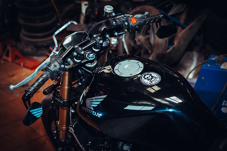 Về diện mạo tổng thể, chiếc Honda CB400 được tinh chỉnh nhẹ từ ngoại hình, vị trí góc lái, yên phụ cho tới ống xả, tạo ra một tổng thể mới ấn tượng hơn, đúng với chất cafe racer mà người chủ nhân theo đuổi. Phía trước, cụm đèn pha nguyên bản và đèn xi nhan đã dược thay thế mới.