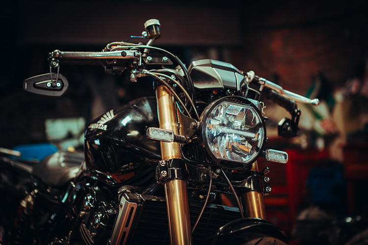 Đây là phiên bản nhỏ hơn của chiếc CB1000 Super Four, Honda CB400 Super Four hay CB400SF vốn chỉ được bán ở Nhật Bản và một số rất ít thị trường trên Thế giới. Tuy nhiên tại mỗi nơi mà dòng xe này có mặt, nó luôn được dân chơi ưa chuộng bởi động cơ mạnh nhưng bền bỉ, êm ái và dễ lái và đã được coi là "huyền thoại" của dân chơi xe.