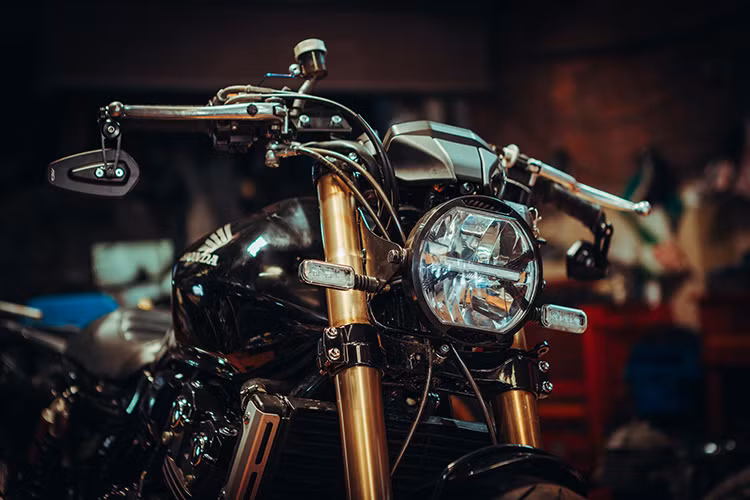 Đây là phiên bản nhỏ hơn của chiếc CB1000 Super Four, Honda CB400 Super Four hay CB400SF vốn chỉ được bán ở Nhật Bản và một số rất ít thị trường trên Thế giới. Tuy nhiên tại mỗi nơi mà dòng xe này có mặt, nó luôn được dân chơi ưa chuộng bởi động cơ mạnh nhưng bền bỉ, êm ái và dễ lái và đã được coi là "huyền thoại" của dân chơi xe.