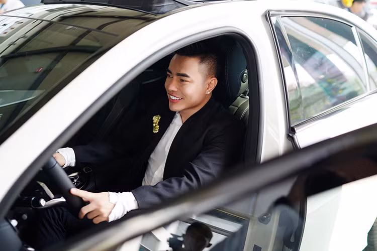 Tương tự E350 AMG, E300 AMG cũng sở hữu thiết kế vô lăng thế hệ mới dạng D-cut với phần ốp làm từ hợp kim nhôm. Vô lăng tích hợp tích hợp 2 nút điều khiển cảm ứng trên tay lái (Touch Control Buttons), giúp người lái dễ dàng điều khiển các tính năng của xe mà không bị sao nhãng. Tính năng Ga tự động (Cruise Control), Giới hạn tốc độ (Speed Limit) nay cũng được tích hợp lên tay lái, thân thiện hơn với người dùng.