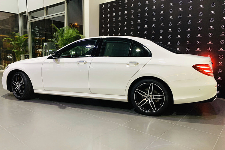 Tại thị trường Việt Nam, giá xe Mercedes-Benz E300 AMG đang được MBV phân phối chính hãng là 2,833 tỷ đồng. Mức giá này rẻ hơn 57 triệu đồng so với "người anh em" E350 AMG hay 236 triệu đồng so với đối thủ BMW 530i có giá niêm yết lên tới 3.069 tỷ đồng.