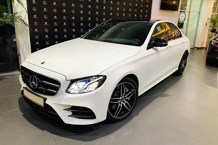 Sau khi nhận xe, "thánh livestream" Lê Dương Bảo Lâm sẽ trở thành gương mặt mới của câu lạc bộ những người nổi tiếng dùng xe sang Mercedes-Benz E-Class tại Việt Nam. Trước Bảo Lâm, diễn viên Quốc trường, ca sĩ Lam Trường và Gil Lê... cũng đã tậu chiếc xe sang này.