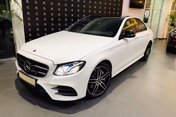 Sau khi nhận xe, "thánh livestream" Lê Dương Bảo Lâm sẽ trở thành gương mặt mới của câu lạc bộ những người nổi tiếng dùng xe sang Mercedes-Benz E-Class tại Việt Nam. Trước Bảo Lâm, diễn viên Quốc trường, ca sĩ Lam Trường và Gil Lê... cũng đã tậu chiếc xe sang này.