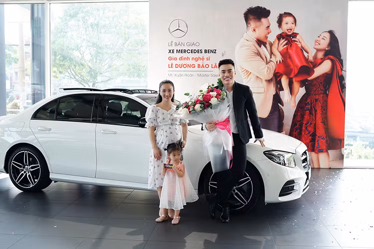 Đây được xem là món quà nam diễn viên hài đã mua trước ngày ra mắt sản phẩm đầu tay web-drama của mình. Về ngoại hình, chiếc xe sang Mercedes-Benz E300 AMG mới đã được nâng cấp ngoại thất với gói ‘’Night Package’’ bao gồm nhiều chi tiết trang trí ở viền cửa, gương chiếu hậu, cản trước và hốc gió.