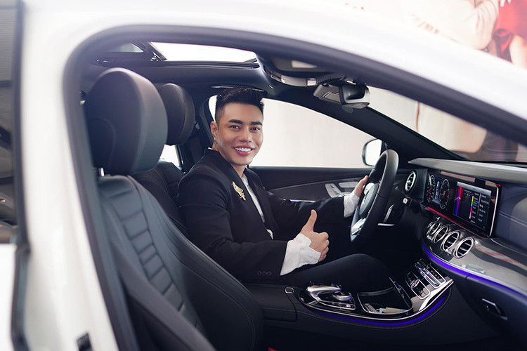 E-Class đã đạt giải thưởng danh giá “Xe sang của năm 2017” (2017 World Luxury Car), được bình chọn từ 75 chuyên gia, nhà báo chuyên ngành đến từ 23 quốc gia trên thế giới. E-Class thế hệ mới đạt đến độ an toàn tuyệt đối - một lý do thuyết phục để trở thành chiếc xe chuyên chở cao cấp. E-Class vượt xa tiêu chuẩn an toàn 5 sao của Ủy ban An toàn Giao thông châu Âu (EURO NCAP) ở tất cả các hạng mục.