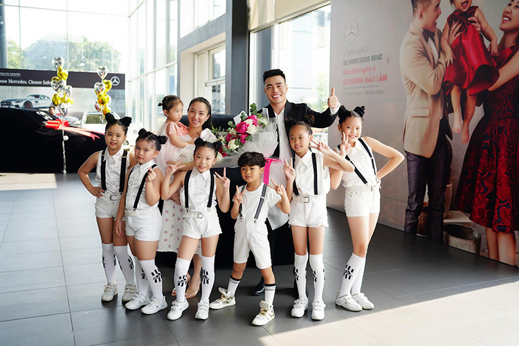 Mercedes-Benz E300 AMG mới vẫn được trang bị cụm đèn trước với công nghệ MULTI-BEAM LED. Mỗi cụm đèn bao gồm 84 bóng đèn LED hiệu suất cao hoạt động độc lập, tự động điều chỉnh thích ứng theo điều kiện giao thông và thời tiết. Mâm xe 5 chấu kép kích thước 19 inch cũng được phối với màu đen bóng. Kính xe cũng được nhuộm tối màu. Gói ngoại thất Night package đã làm xe trở nên nam tính và cuốn hút hơn.