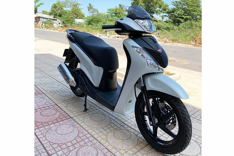Chiếc xe ga Honda SH 150i nhập khẩu Italy đời 2012 mang biển kiểm soát "ngũ quý 9" mới đây được một người chuyên sưu tầm xe độc, rao bán trên mạng xã hội đã khiến nhiều người phải giật mình bởi mức giá. Cụ thể chủ nhân của chiếc xe này "thét giá" bán lên đến 1,2 tỷ đồng.