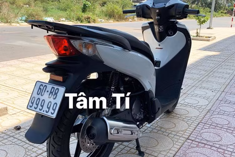 Theo chủ nhân của chiếc xe ga Honda SH biển ngũ quý 9 này cho hay; "đã có người từng trả chiếc xe giá 1 tỷ đồng nhưng phải thêm 200 triệu cho tròn 1,2 tỷ đồng mới bán". Đây không biết có phải là câu nói thật hay vui đùa của chủ nhân chiếc xe máy này, nhưng nếu nó có mức giá trên 1 tỷ đồng thì có thể sánh ngang với chiếc ôtô Toyota Camry mới. 