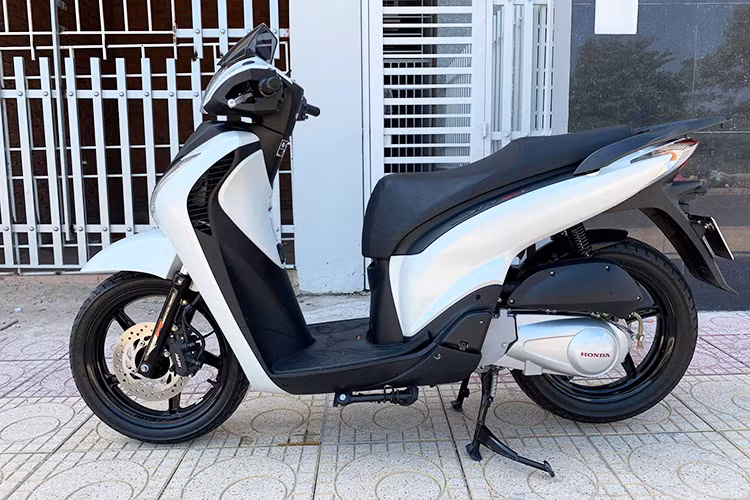 Trước đó, trên một trang mua bán xe máy cũ cũng được một chủ nhân "chào hàng" chiếc xe ga Honda SH 150i nhập Ý mang biển số "ngũ quý 8" nhưng mang biển số Sài Gòn và có giá thấp hơn chỉ 800 triệu đồng. Đáng chú ý là chiếc SH biển "ngũ quý 8" còn nguyên bản tới 99% và gần như mới, các chi tiết nguyên bản, số km đi trên đường không nhiều.