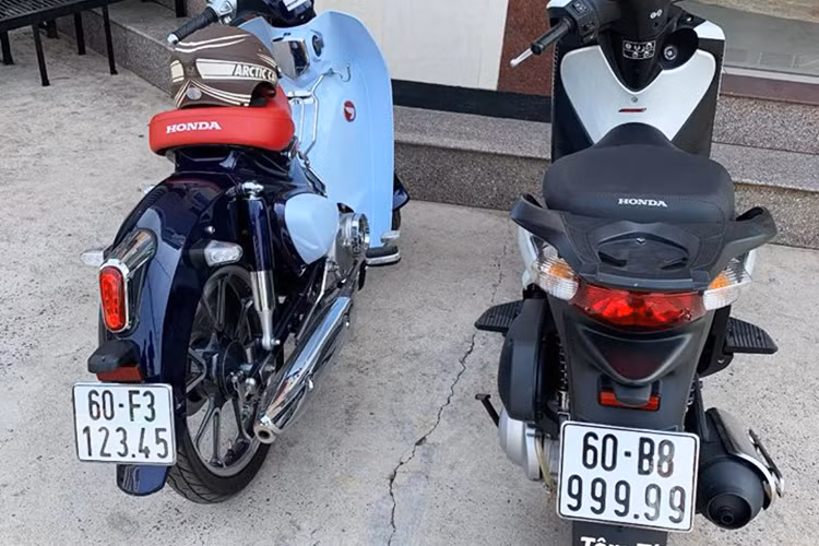 Được biết, ngoài chiếc Honda SH 150i biển độc này, bộ sưu tập xe của người chơi tại Đồng Nai còn có thêm những chiếc xe ga biển 5 số nhưng đuôi tứ quý hay 39, 79, 68 được gọi tên là "thần tài, lộc phát"… Trong ảnh còn có một chiếc xe Honda Super Cub mới mang biển độc 123.45.