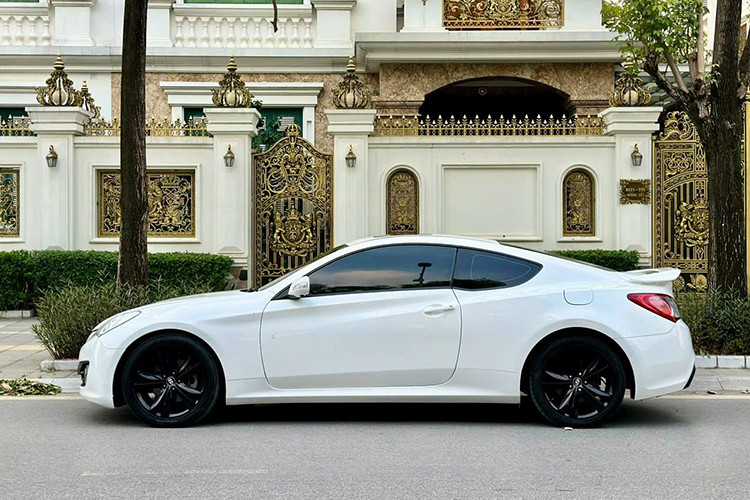 Theo thông tin từ người bán, chiếc Hyundai Genesis Coupe 11 năm tuổi trong bài viết này còn khá nguyên bản, các chi tiết theo xe vẫn còn zin. Xe hiện đã lăn bánh khoảng 110.000km và được bảo dưỡng thường xuyên, mức giá chào bán khoảng 300 triệu đồng (chưa thương lượng).