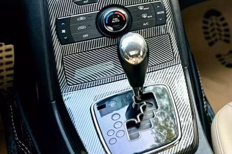 Tuy nhiên, do là mẫu xe có tuổi đời hơn một thập kỷ, mức tiêu hao nhiên liệu của Genesis Coupe cũng là yếu tố người mua cần cân nhắc. Theo đánh giá từ các chủ sở hữu, xe tiêu thụ trung bình khoảng 17 - 20 lít/100 km ngay cả khi động cơ được bảo dưỡng tốt.