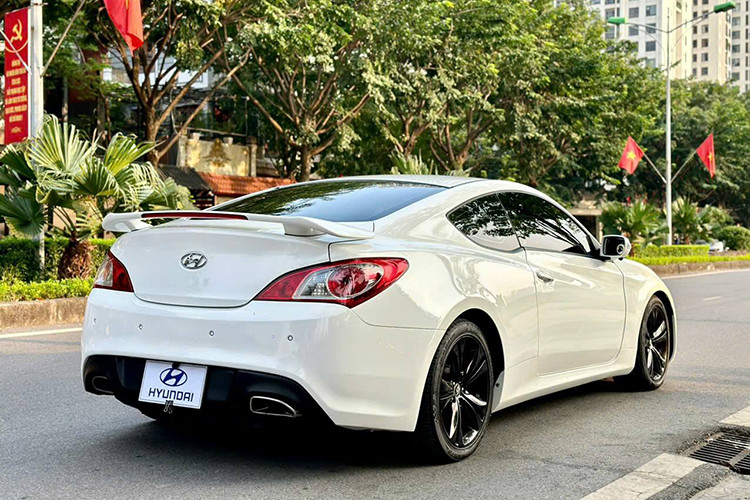 Hyundai Genesis Coupe đời 2010 có kích thước tổng thể dài x rộng x cao lần lượt 4.630 x 1.864 x 1.379 (mm), chiều dài cơ sở 2.819 mm. Xe có kiểu dáng thiết kế trẻ trung và chưa lỗi thời, từng có giai đoạn mẫu xe này trở thành trào lưu của những người chơi xe tại Việt Nam.