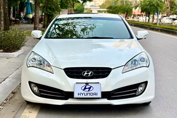 Tuy nhiên, sau hơn một thập kỷ, mẫu xe này giờ đây lại trở thành một lựa chọn xe thể thao hai cửa giá rẻ và ít được người dùng quan tâm so với các mẫu sedan gia đình đời cũ như Hyundai Accent hay Toyota Vios. Mức giá xe Hyundai Genesis Coupe cũ hiện ngang ngửa với ôtô điện đô thị VinFast VF3 (299 triệu đồng).