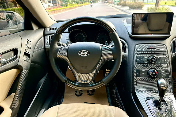 Các công nghệ trang bị trên xe cũng khá đầy đủ khi sở hữu chức năng khởi động bằng nút bấm, điều hòa tự động, bộ lọc khí, đầu CD/MP3, kết nối Bluetooth, cổng kết nối iPod và cảm biến lùi.