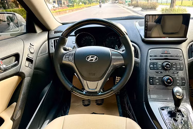 Các công nghệ trang bị trên xe cũng khá đầy đủ khi sở hữu chức năng khởi động bằng nút bấm, điều hòa tự động, bộ lọc khí, đầu CD/MP3, kết nối Bluetooth, cổng kết nối iPod và cảm biến lùi.