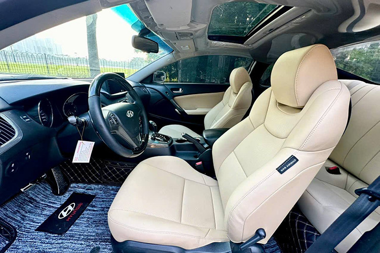 Hyundai Genesis Coupe 2010 sở hữu khối động cơ 4 xi-lanh, dung tích 2.0L cho công suất 210 mã lực và mô-men xoắn cực đại 320 Nm. Sức mạnh trên được truyền tới hệ dẫn động cầu sau thông qua hộp số tự động 5 cấp.